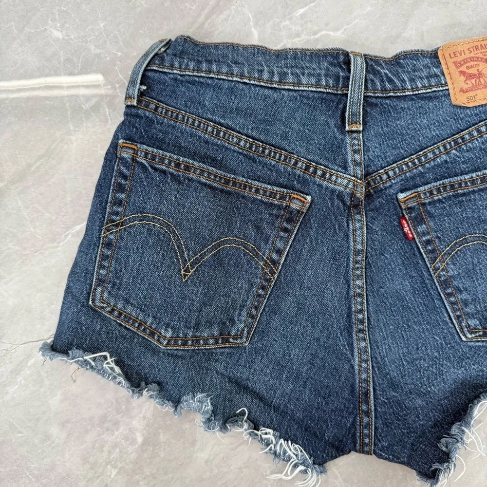 Women’s Levi’s Distressed Dark Wash Denim Jean Shorts Button Fly Raw Hem Size 27